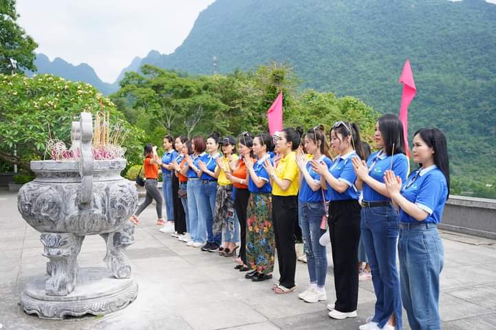 Các thành viên  đã đến dâng hương chủ tịch Hồ Chí Minh tại khu di tích lịch sử quốc gia Pắc Pó